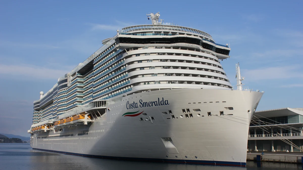 Costa Smeralda con las islas italianas al fondo, buque insignia de Costa Cruceros